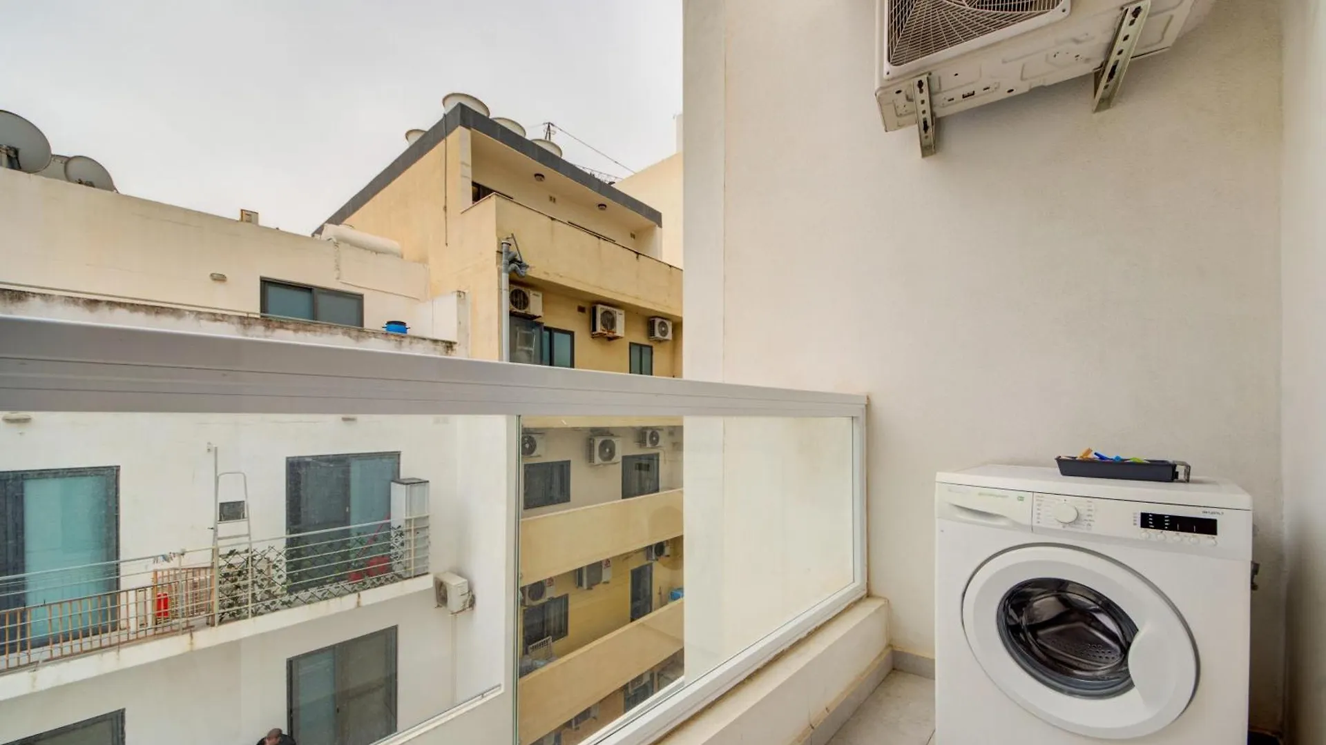 Amazing Location In St Julian'S, Paceville 2 Bedroom, With Balcony By Vaganza Saint Julian's Apartment