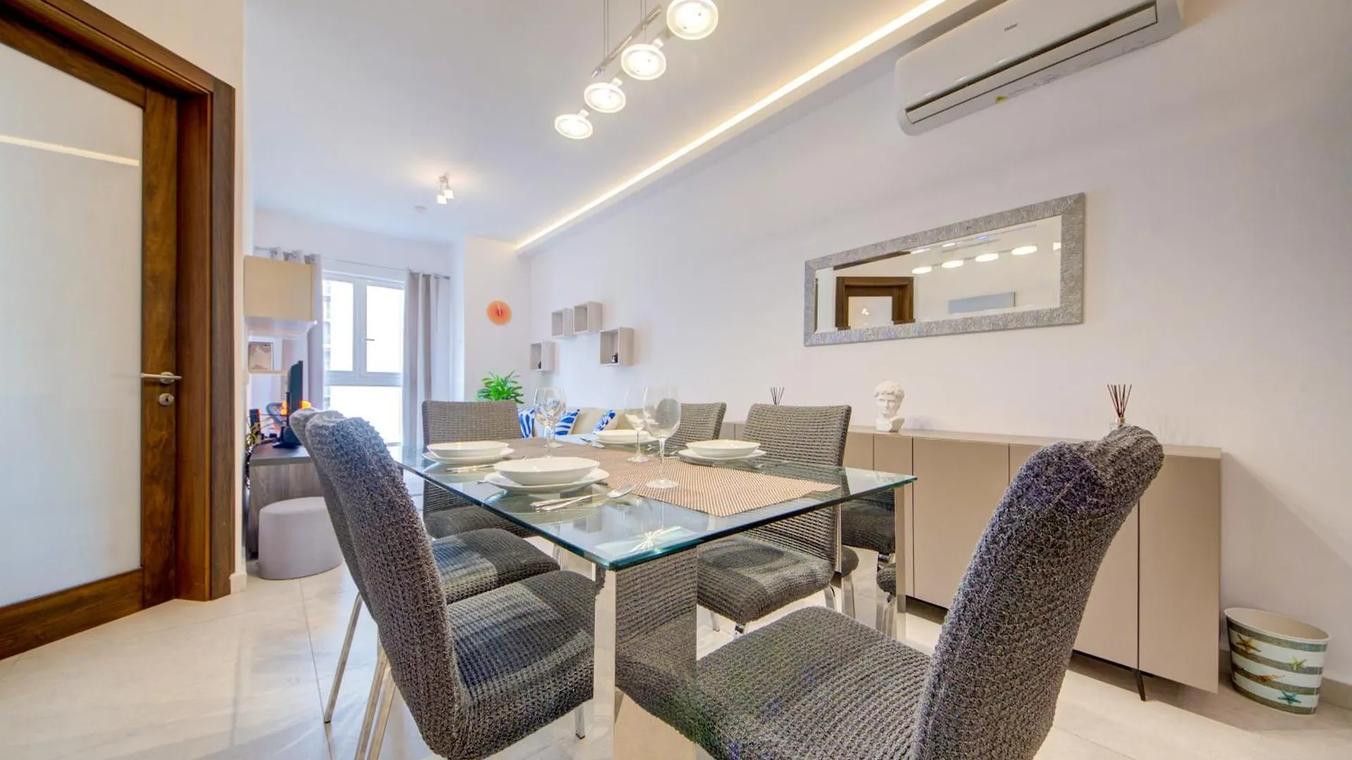 Amazing Location In St Julian'S, Paceville 2 Bedroom, With Balcony By Vaganza Saint Julian's 0*,