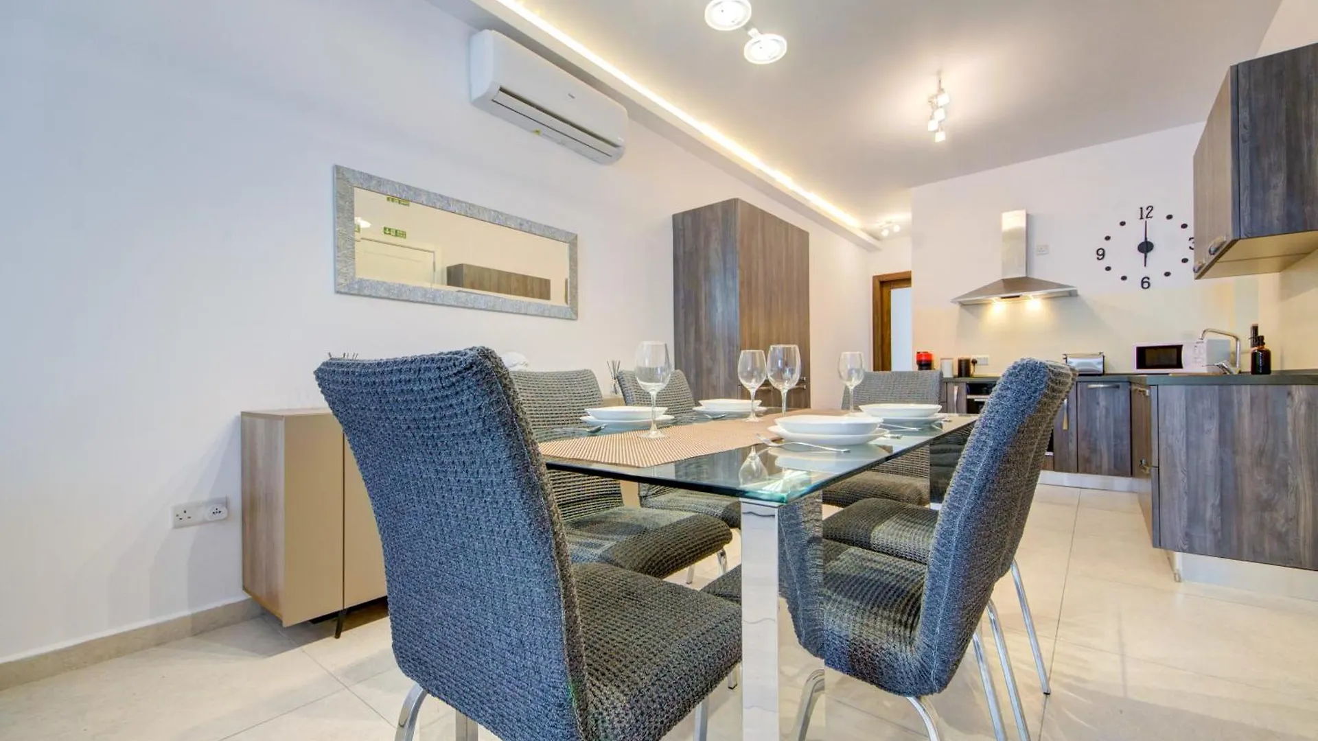 Amazing Location In St Julian'S, Paceville 2 Bedroom, With Balcony By Vaganza Saint Julian's Apartment